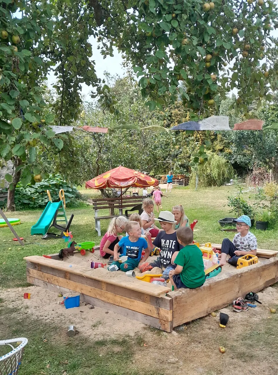 Děti při hře na zahradě v Hvožďanech